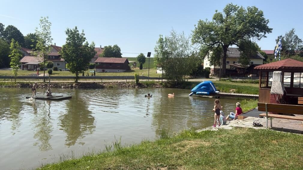 Badesee mit Floß und Steg