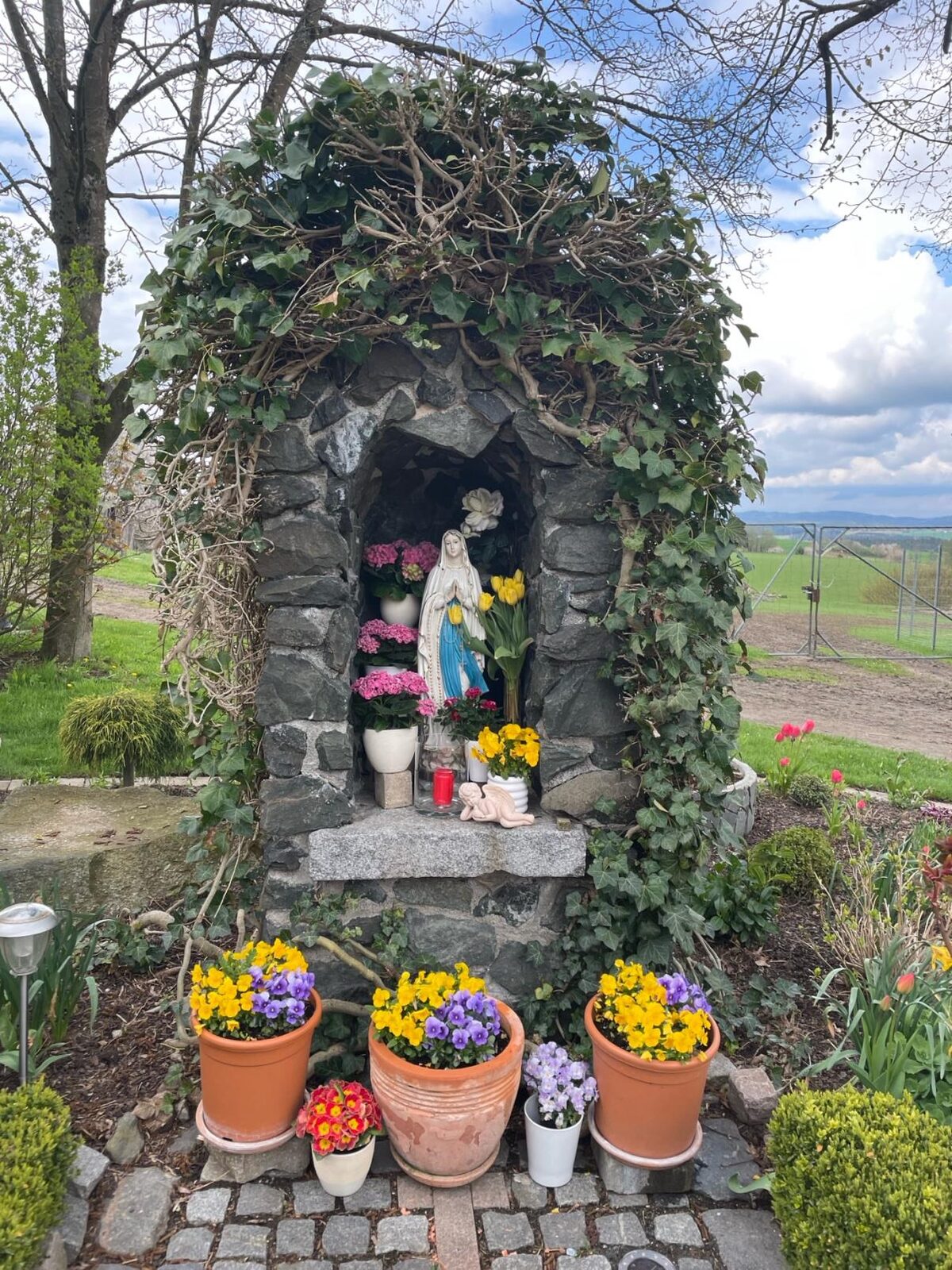 Mariengrotte mit Blumen