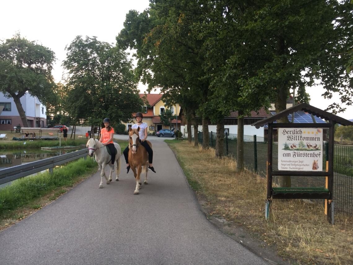 Zwei Reiterinnen auf dem Weg am Fürstenhof